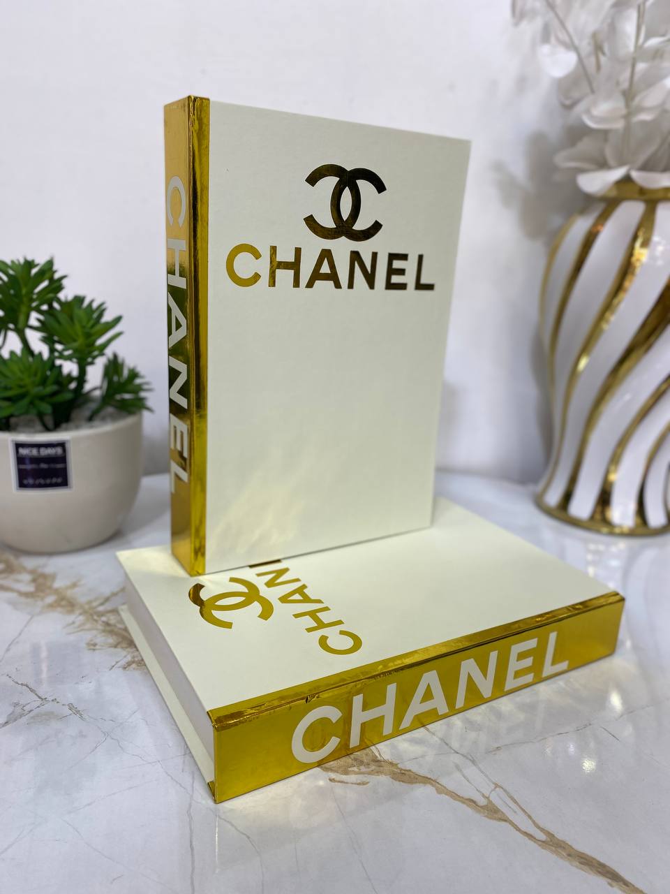 Faux livre chanel doré nv