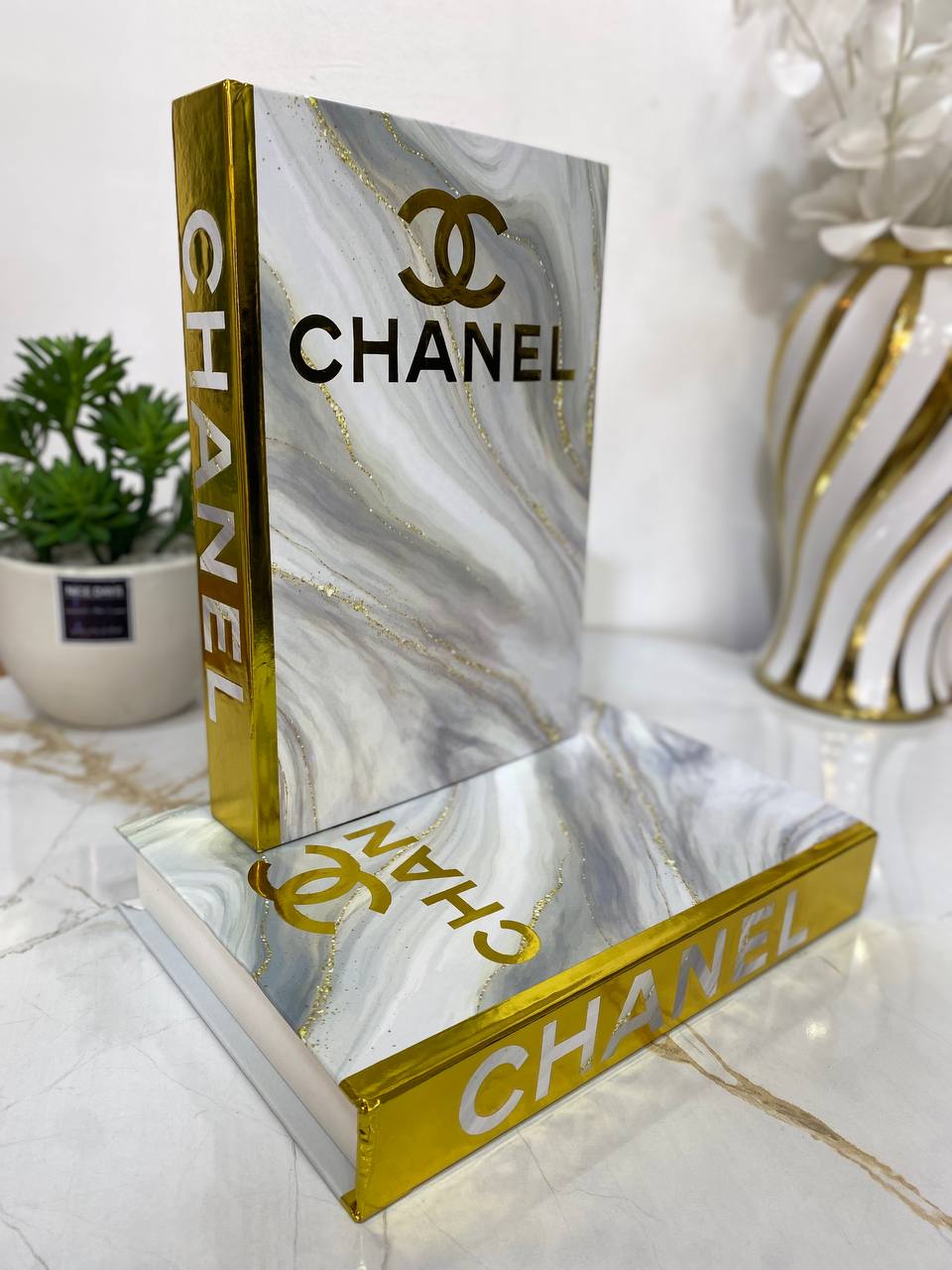 Faux livre chanel doré nv