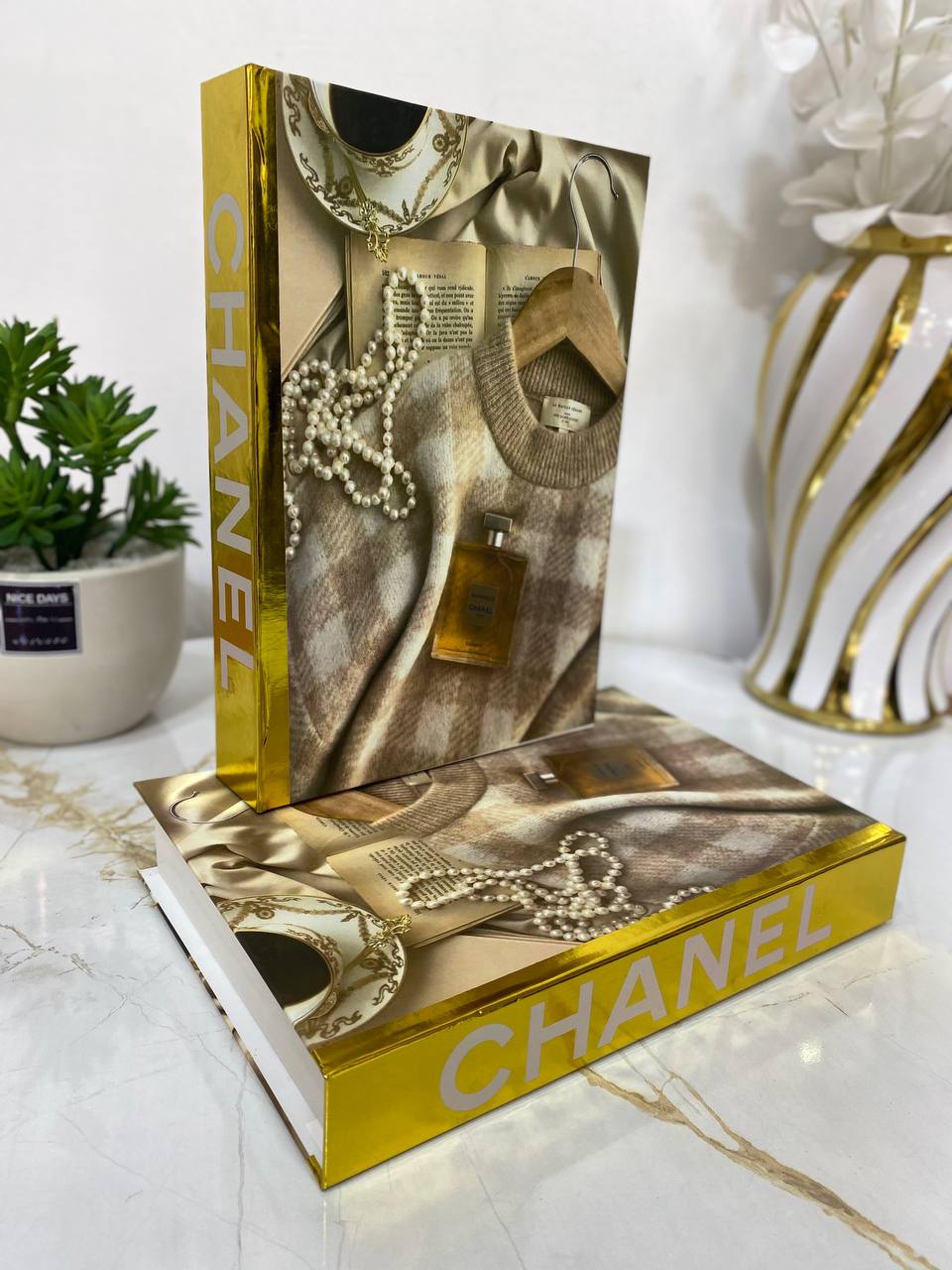 Faux livre chanel doré nv