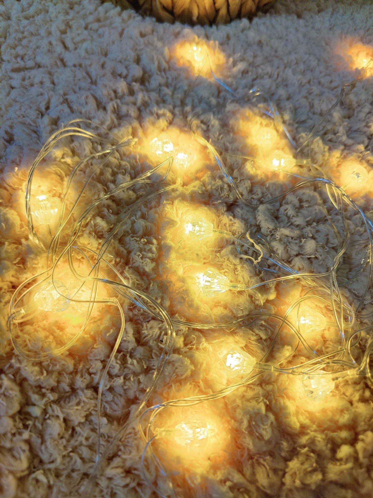 Jeu de lumière jaune motif diamant
