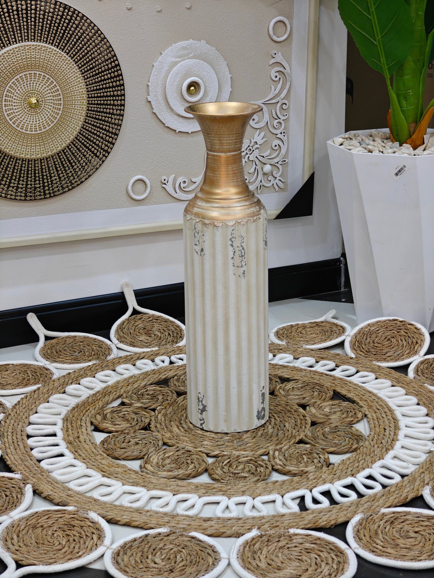 Vase métallique blanc doré