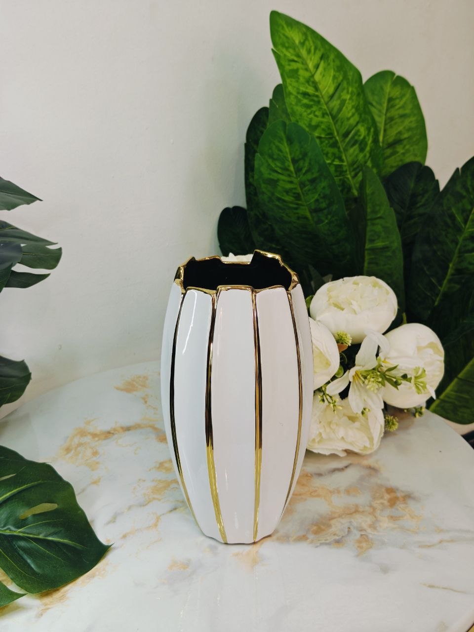 Vase ovale blanc doré