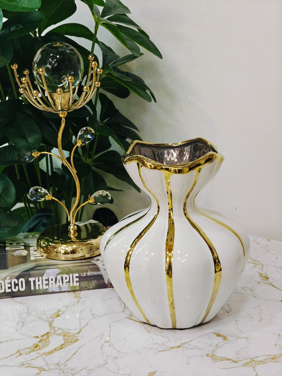 Vase blanc doré