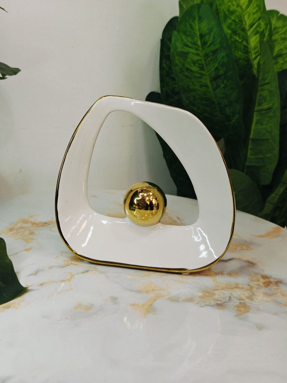 Vase blanc boule doré