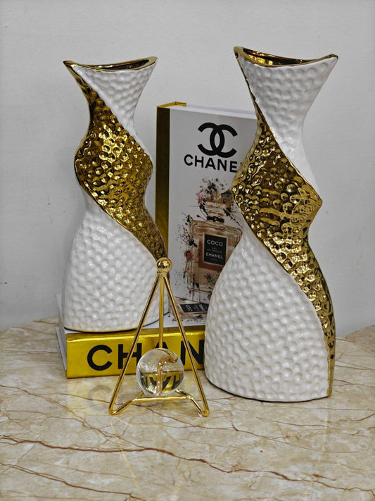 Vase blanc doré