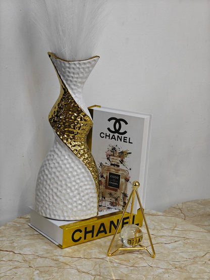 Vase blanc doré