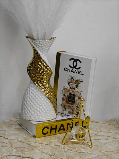 Vase blanc doré