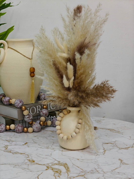 Vase beige avec chaînes