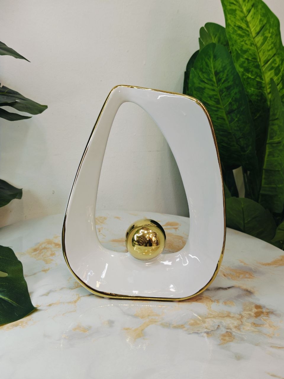 Vase blanc boule doré