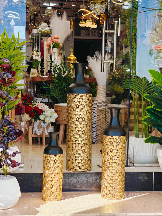 Vase metalique noir doré