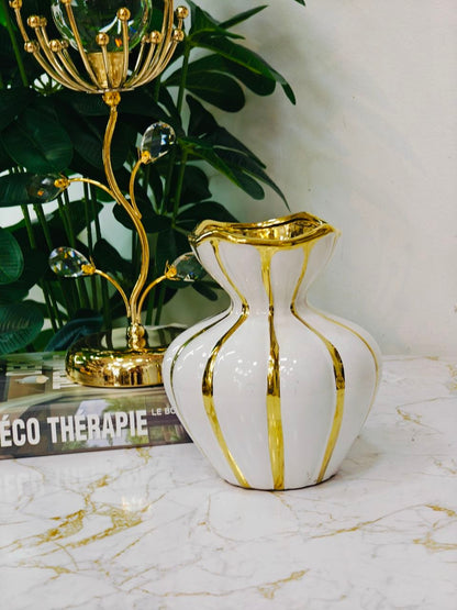 Vase blanc doré