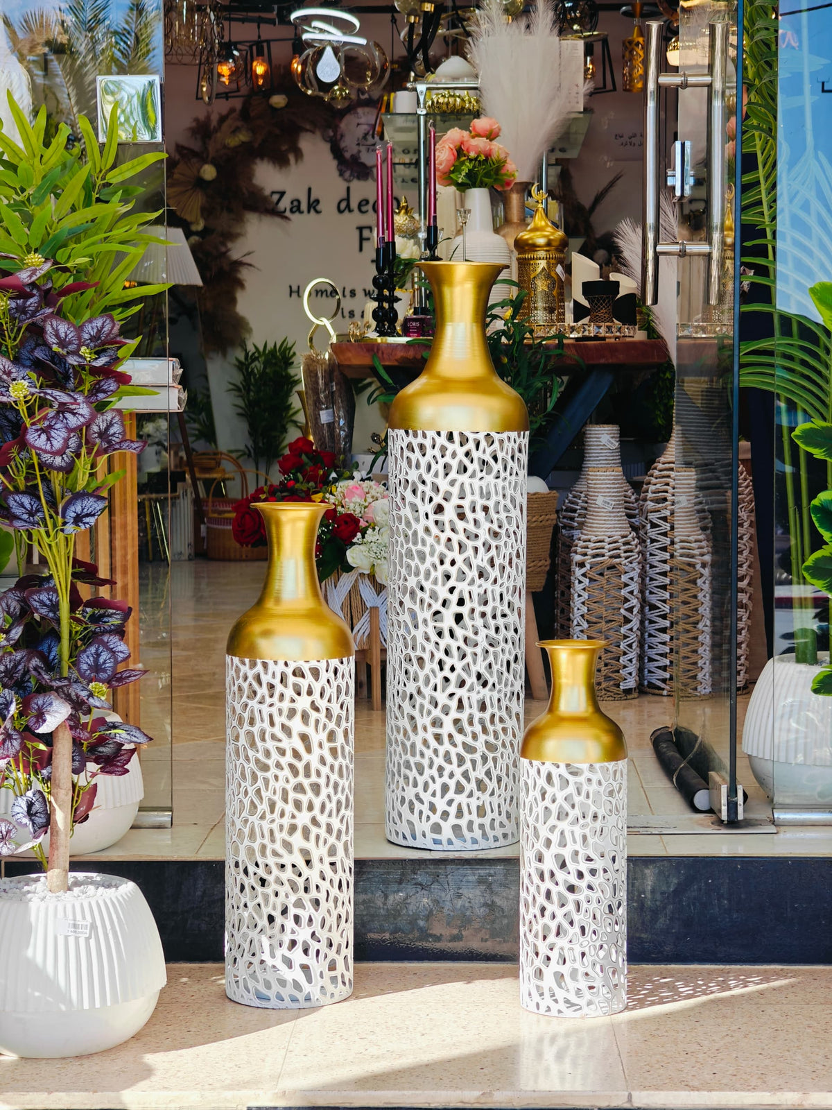 Vase blanc doré