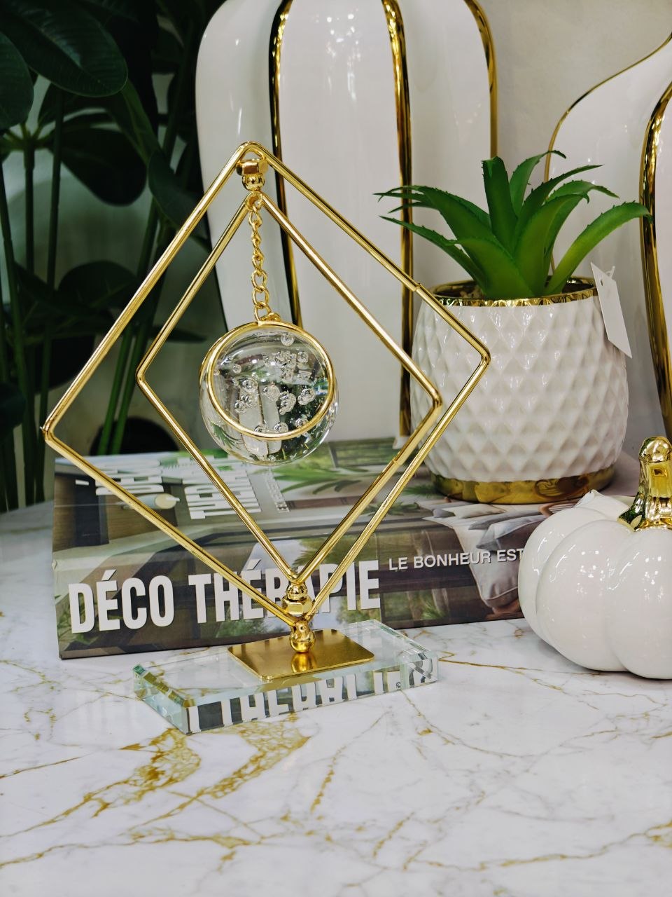 Décoration bureau doré avec boule cristal