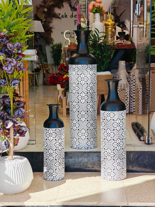 Vase metal blanc noir