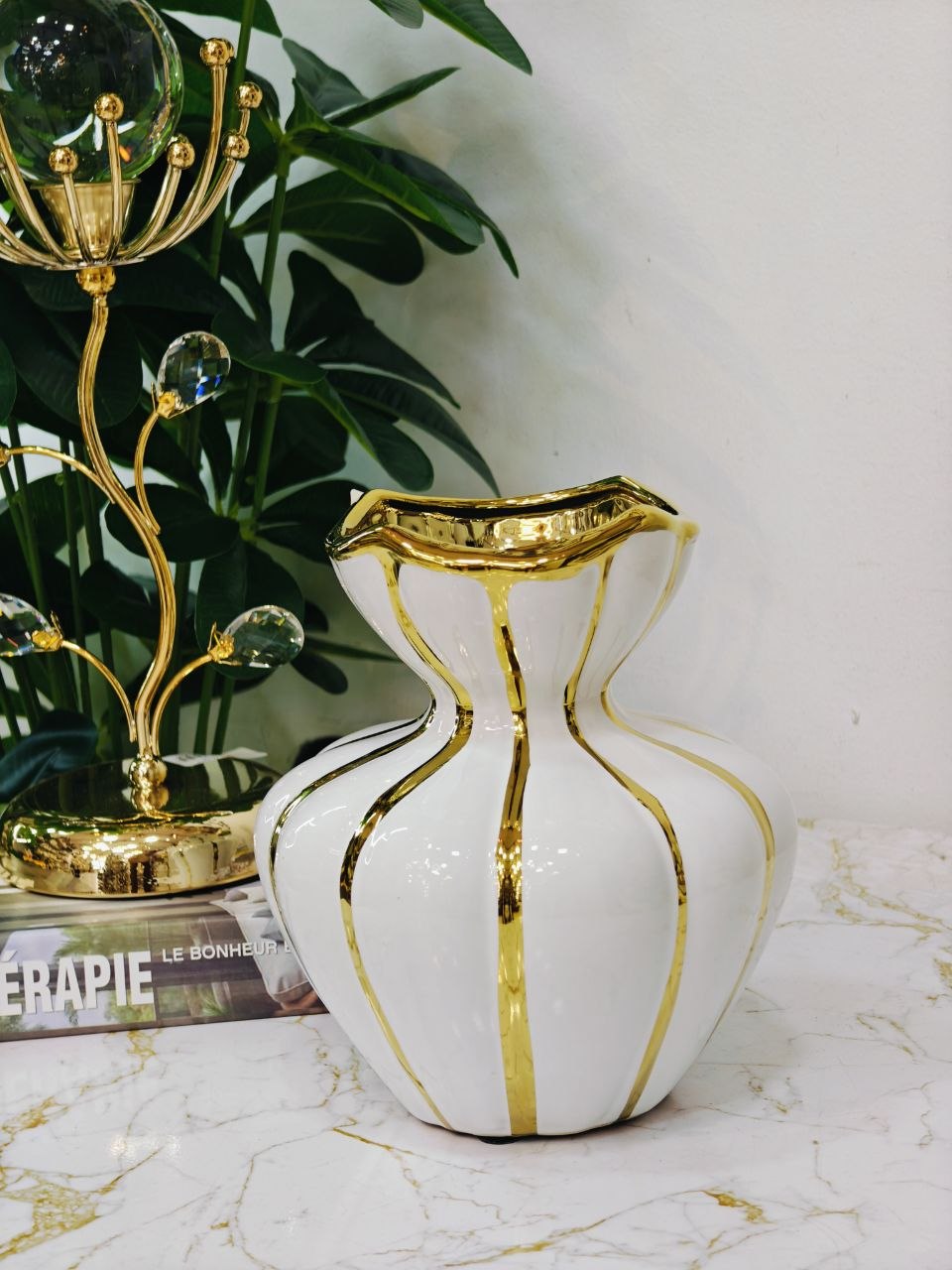 Vase blanc doré