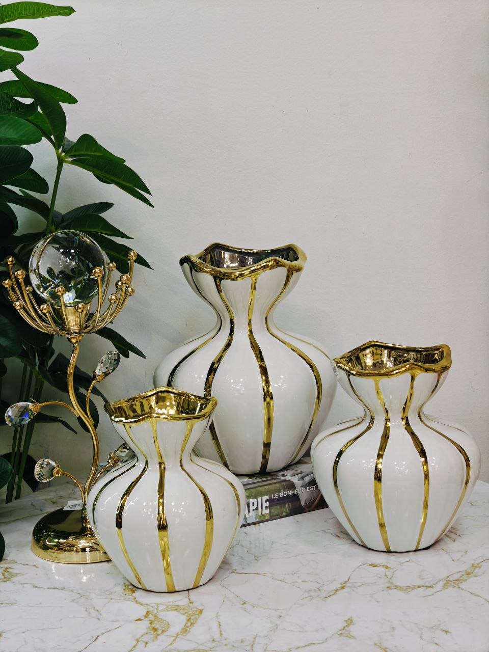 Vase blanc doré