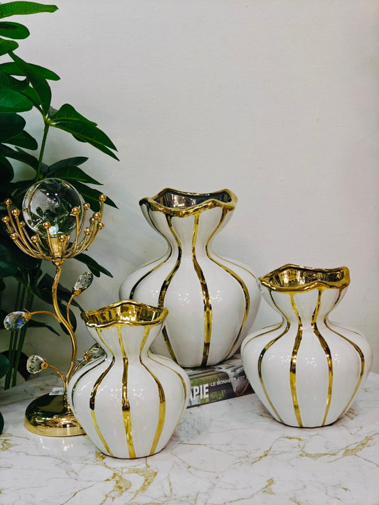 Vase blanc doré
