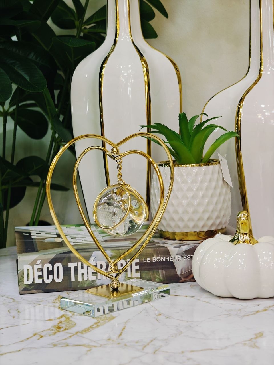 Décoration bureau doré avec boule cristal