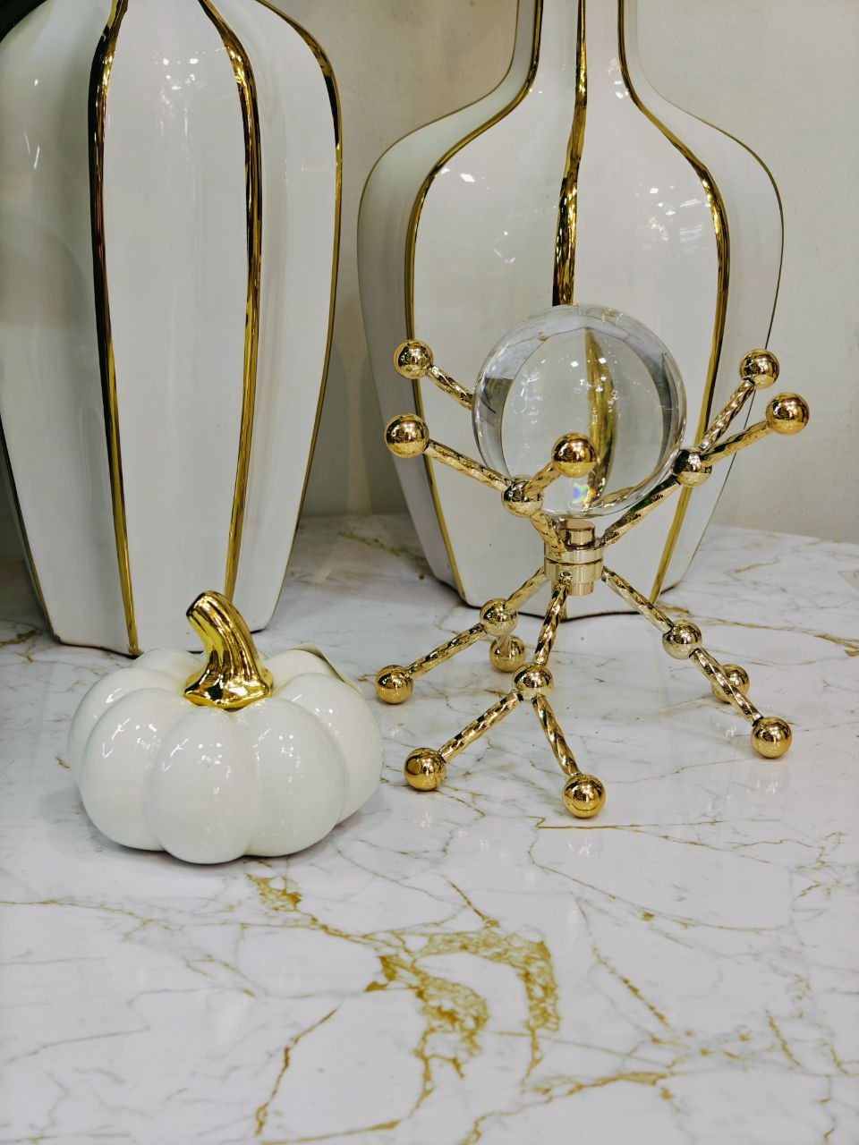 Décor doré avec boule cristal