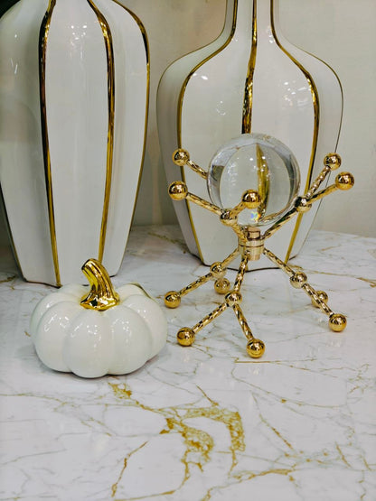 Décor doré avec boule cristal