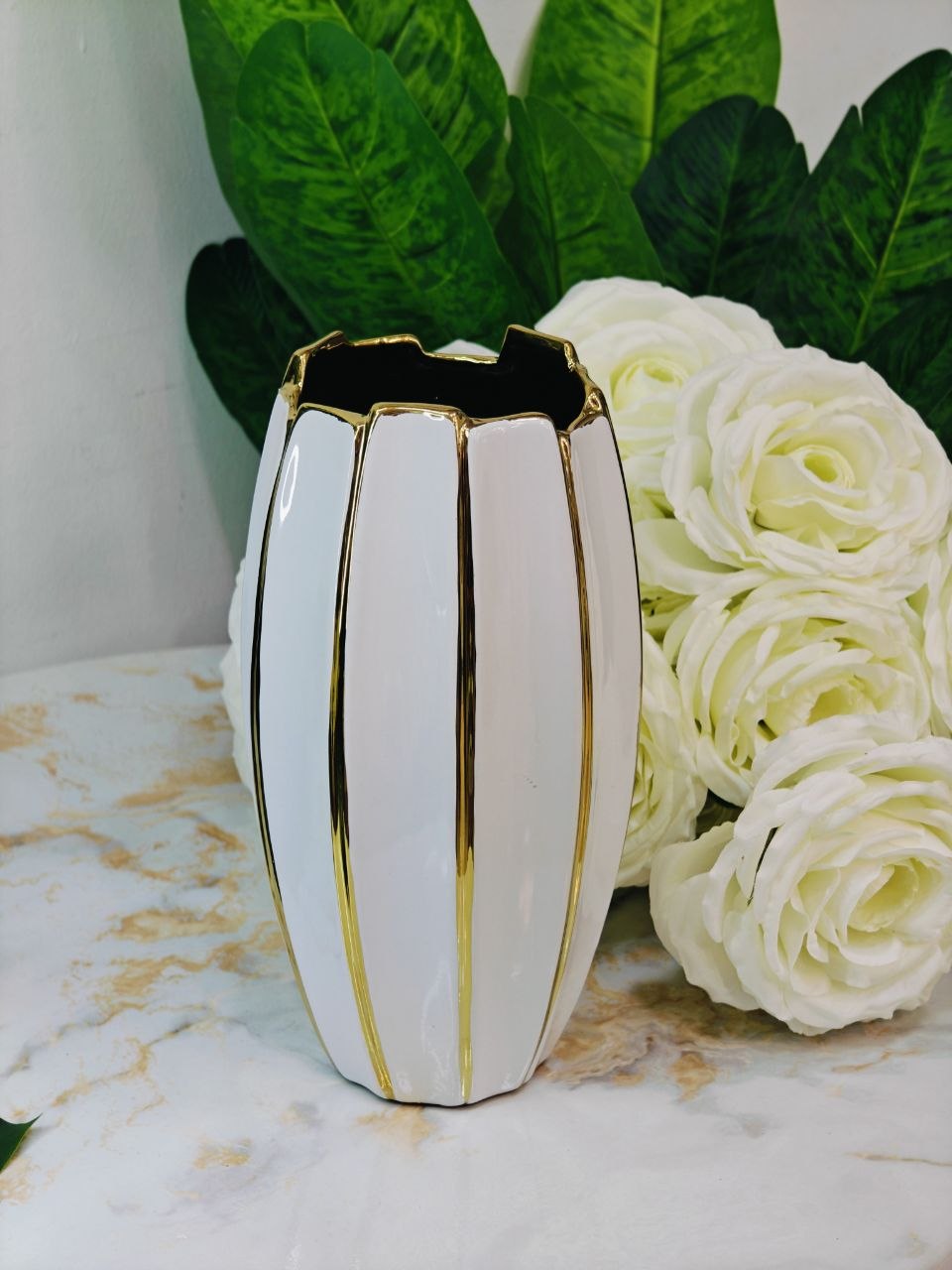 Vase ovale blanc doré